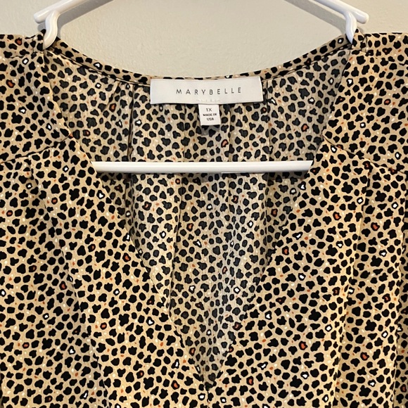 Chic Sleeveless Tan Patterned Blouse - Picture 3 of 5